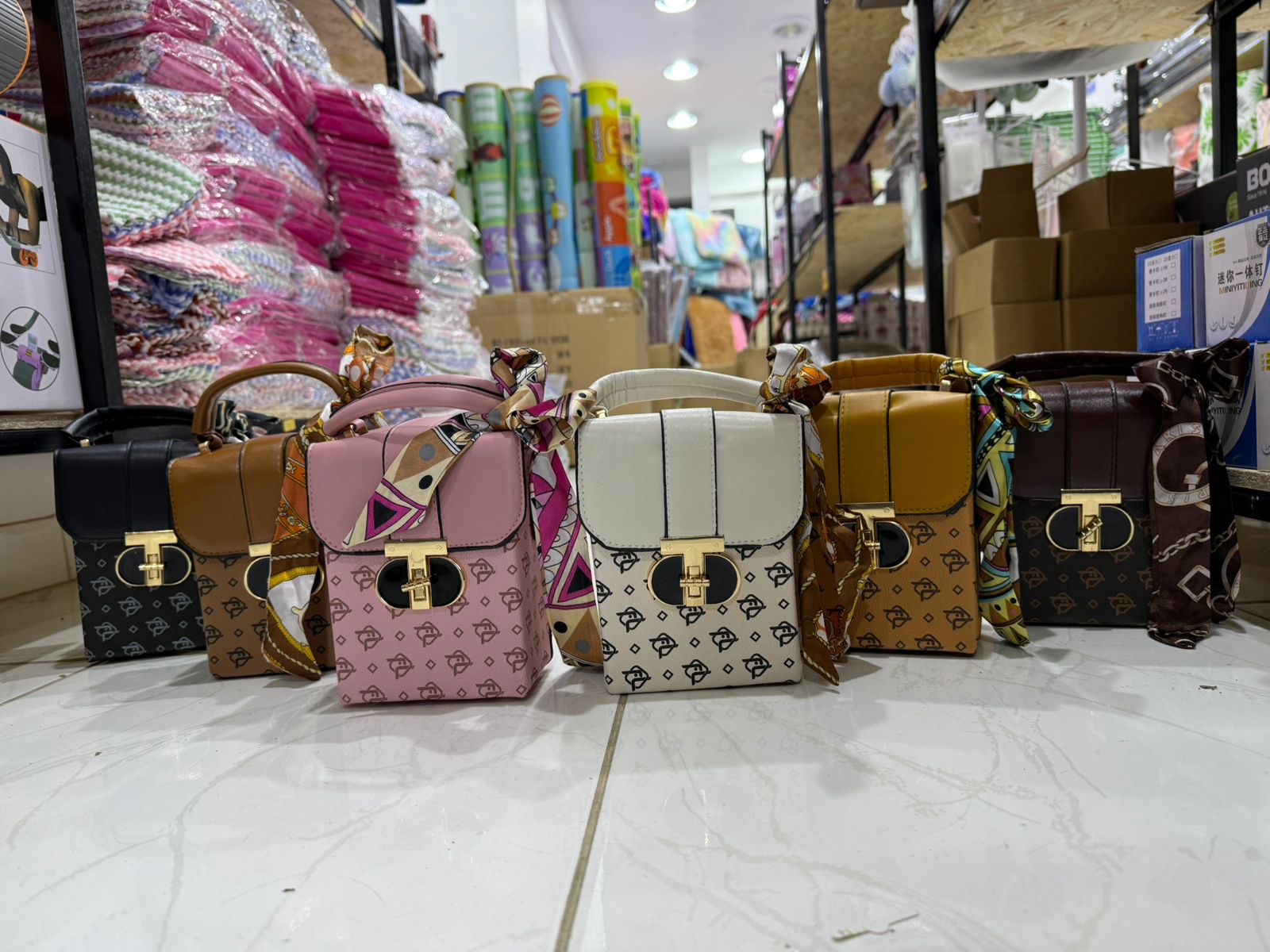 CARTERA DE MANO CON COLGANTE
